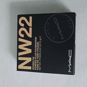 MAC Studio Fix Powder Plus Foundation NW22